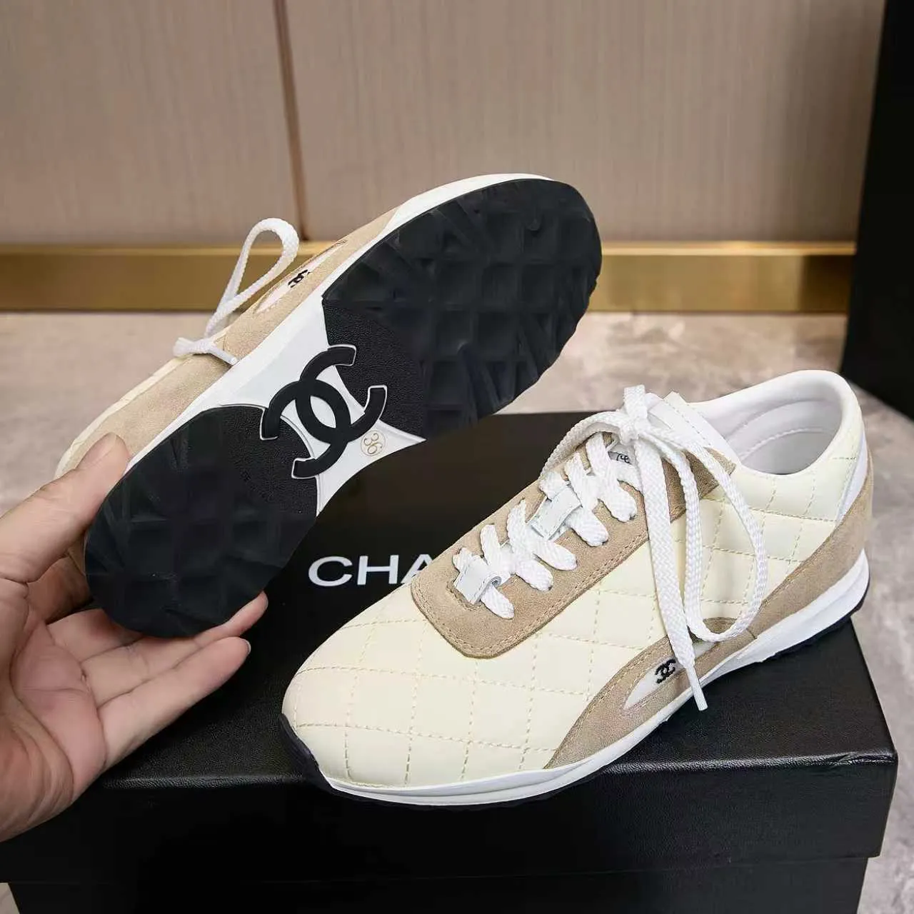 p560 Chanel Chanel - 2025 counter top casual sports shoes This classic design; the upper is electro-embroidered with a variety of techniques; the outsole is fashionable and sporty; the extraordinary inclusion of a variety of color matching elements... The diversified mix and match is very good-looking and versatile, casual, fashionable, sports and outdoor can be taken into account... ꫛꫀꪝ Go➫ Material: ❶Upper made of: original imported high silk cowhide suede ❷Inner use: Original imported breathable mesh ❸ Outsole based on: Original TPU combination outsole Counter boutique packaging complete set Female 35–41 Male 38-46